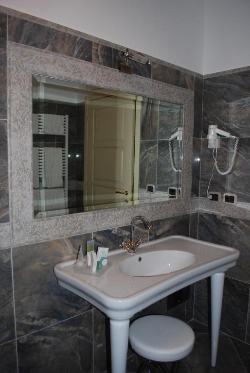 Regina Di Saba - Hotel Villa Per Ricevimenti Гроттамінарда Номер фото